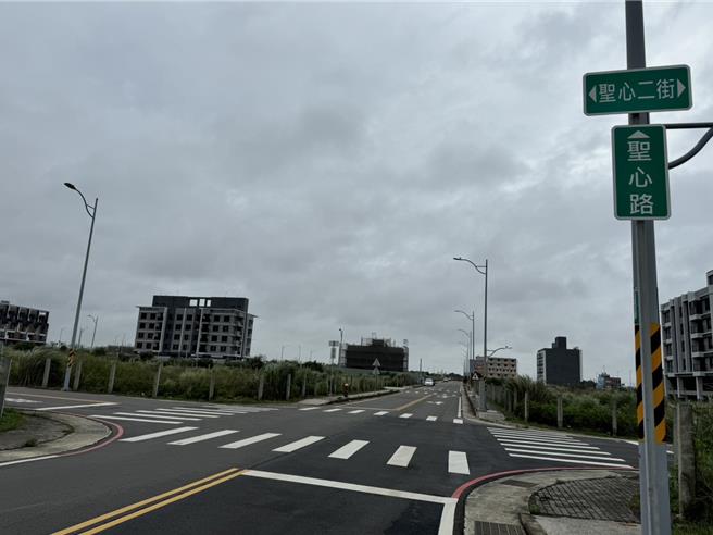 桃园观音草漯重划区内，因缺乏交通号志，导致路口事故频传，其中圣心路、圣心二街路口11月更发生1起死亡车祸，地方吁市府应通盘检讨，并增设号志、警示牌面，降低事故发生。（廖姮玥摄）