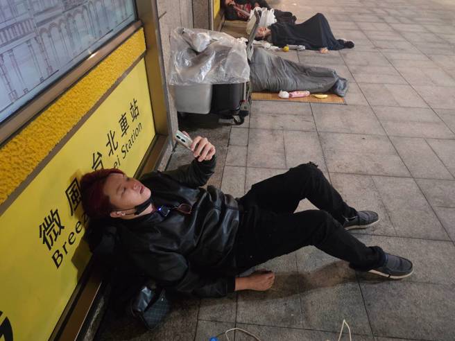 34岁直播主嗨啾北车体验街友人生。（记者游定刚拍摄）