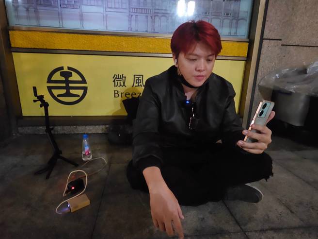 嗨啾体验街友生活并开直播与粉丝分享。（记者游定刚拍摄）