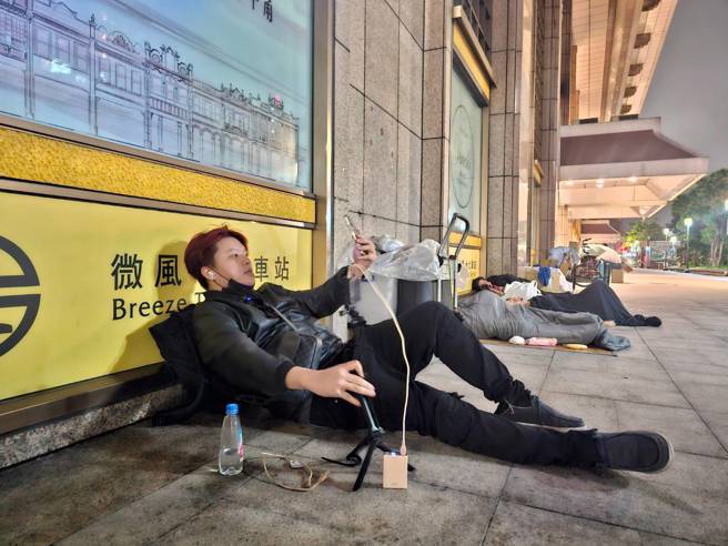 嗨啾直接躺睡在北车体验街友生活。（记者游定刚拍摄）