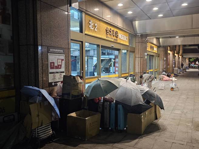 北车周边每晚聚集不少街友。（记者游定刚拍摄）