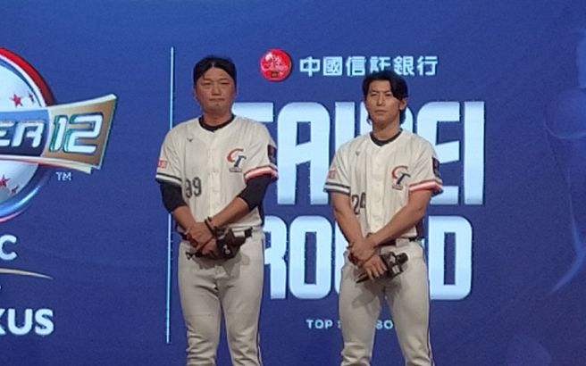 中华队队长陈杰宪(右)表示，相信队友、相信自己，打出让球迷感动的比赛。(黄邱伦摄)