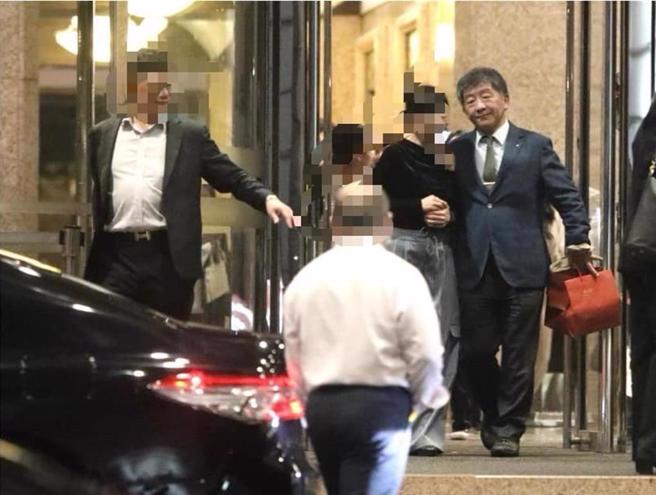 陈时中(右)今天遭国民党立委王鸿薇踢爆，在出席1场饭局后与美女比肩而出。（图／取自王鸿薇脸书）