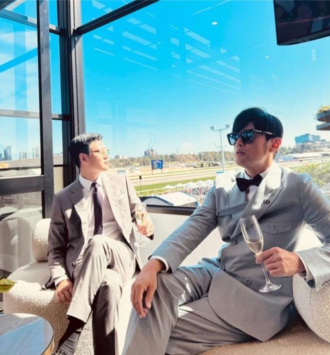 周兴哲（左）日前再度赴澳洲开唱，在当地与天王好友周杰伦相见欢。（摘自IG）