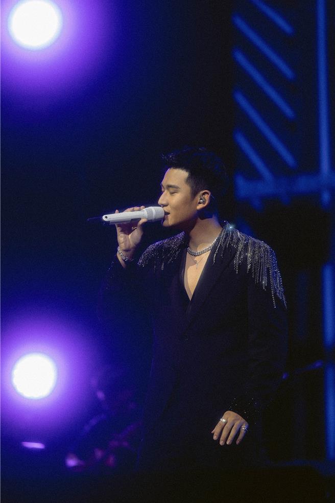 周兴哲日前再度赴澳洲开唱，在台上卖力又唱又跳。（星空飞腾提供）