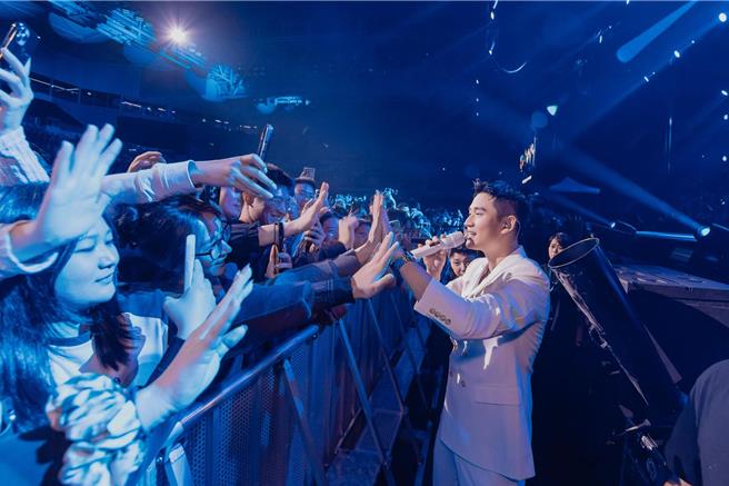 周兴哲日前再度赴澳洲开唱，在台上卖力又唱又跳。（星空飞腾提供）