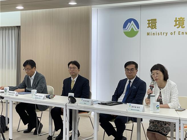 環境部12日邀請中經院綠色經濟研究中心研究員劉哲良針對COP29第二天談判進度進行分析。（蔡佩珈攝）