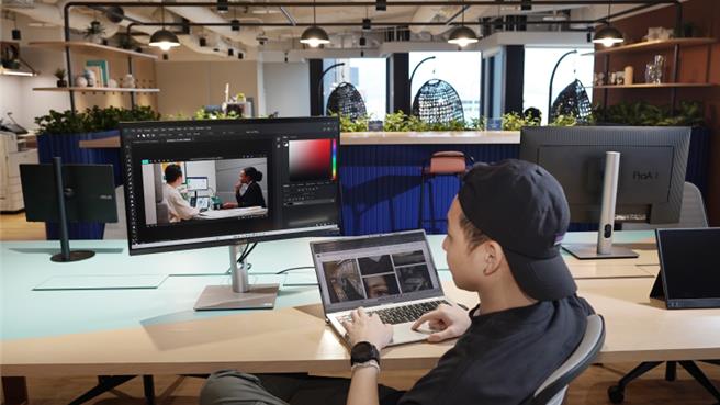 華碩與JustCo推出「ASUS雙螢體驗區」，藉由多視窗作業提升工作效能。（ASUS）