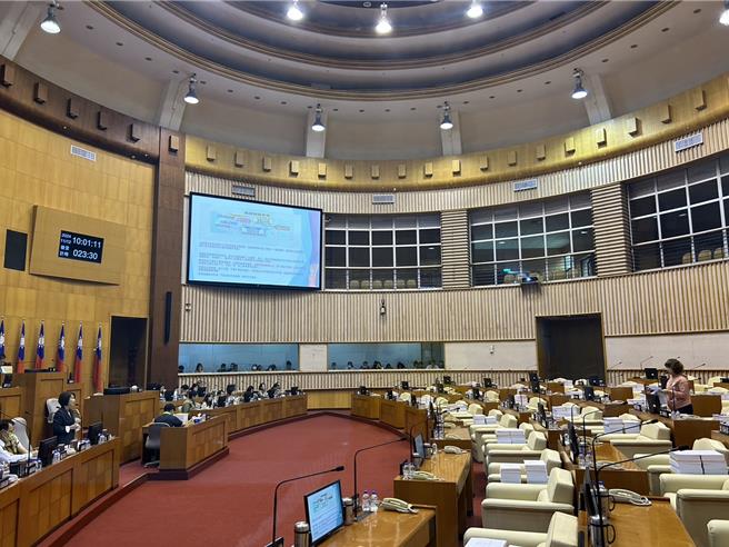 高铁南延屏东路线迟未定，屏东县议员苏资婷12日在议会总质询时提出，从左营案变更到高雄案，不仅工程要延宕，还可能会让屏东高铁特定区发展受限。（谢佳潾摄）