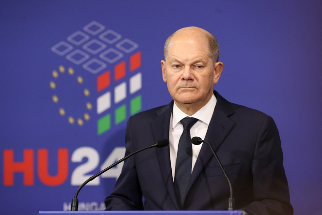 2024年11月8日，德国总理萧兹于匈牙利布达佩斯举行的欧盟非正式峰会期间举行新闻发布会。（路透社）