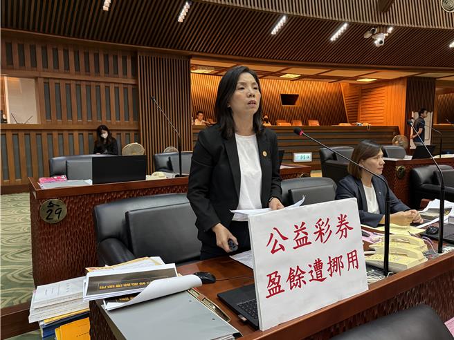 民进党籍县议员林丽11日下午在议会施政总质询时，抨击县府违规挪用公益彩券盈余，让未符合补助条件的社区到外县市参访，影响公正性。（吴佩蓉摄）