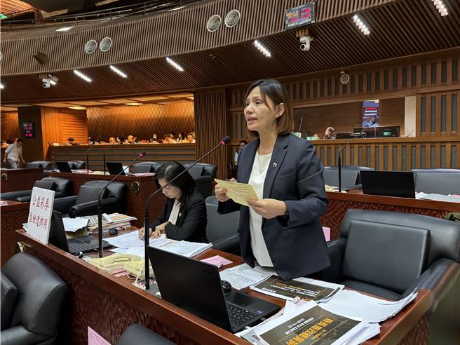 民进党籍县议员吕惠卿也说，呼吁社会处遵循财务透明原则，避免因不当使用经费，对社会福利计画造成损害。（吴佩蓉摄）