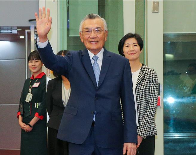 为参加2024年亚太经济合作会议（APEC），总统赖清德特指派总统府资政林信义代表我国与会，前往秘鲁首都利马出席领袖会议。这是林信义第4度参与APEC，亦是他睽违19年后，再度出任我国APEC领袖代表，此行林信义的小女儿林玟萱随行（右后），将参加各项APEC领袖夫人行程，展开柔性外交。（陈麒全摄）