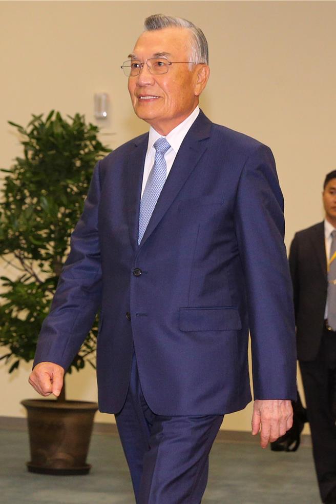 为参加2024年亚太经济合作会议（APEC），总统赖清德特指派总统府资政林信义代表我国与会，前往秘鲁首都利马出席领袖会议。这是林信义第4度参与APEC，亦是他睽违19年后，再度出任我国APEC领袖代表。（陈麒全摄）