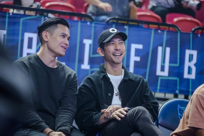 艺人修杰楷（右）也是PLG 12日台北富邦勇士、高雄钢铁人一战场边名人之一。（PLG提供）