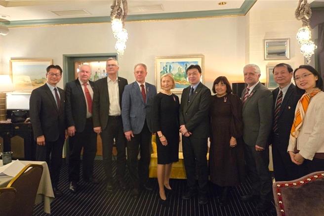 陆委会副主委沈有忠（右5）近日访问欧洲，11日会见拉脱维亚6位国会议员交流，期待彼此深化合作增加民主韧性。（陆委会提供）