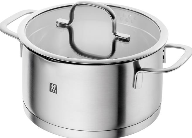 SOGO忠孝馆买贵奉送ZWILLING BALLARINI Venezia深煎锅24cm＋手提袋＋TF沥水不銹钢双耳汤锅20cm，原价7260元、特价4499元，限10组。（SOGO提供）