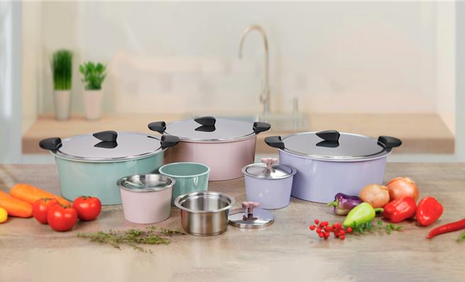 新光三越高雄左营店限量KUHN RIKON瑞士HOTPAN休閒锅4.5L＋快易夹＋茶碗蒸杯6入，原价2万4290元、特价1万999元。（新光三越提供）