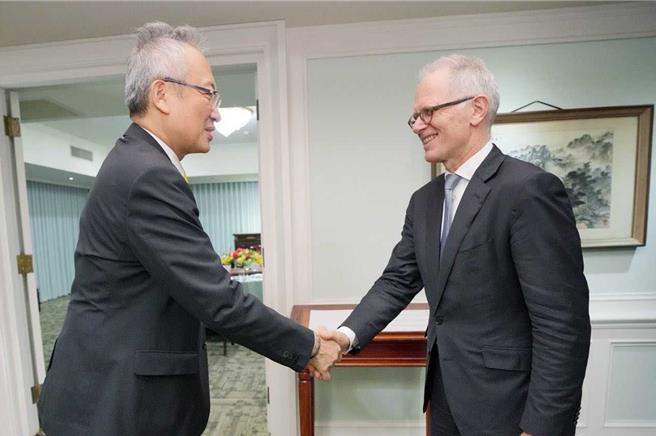 外交部政務次長吳志中11日晚宴歡迎德國聯邦經濟及氣候保護部常務次長菲力浦。（外交部提供）