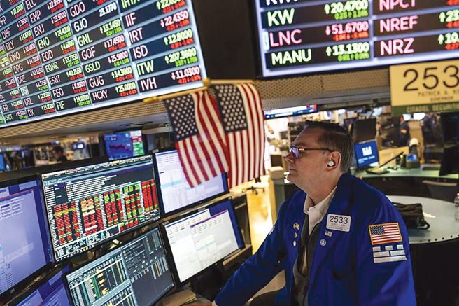 根据股神巴菲特偏好的美股估值衡量指标，美股总市值占国内生产毛额（GDP）的比率近日攀抵209％的歷史纪录，令投资人担心股市恐出现崩盘危机。(美联社)