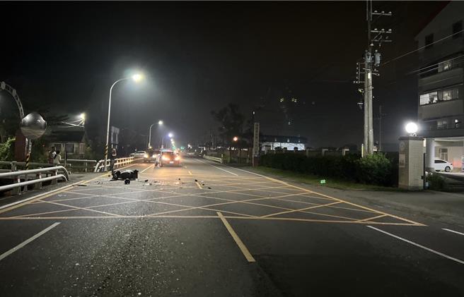 屏東縣內埔鄉12日傍晚發生一起死亡車禍，19歲龐男騎機車直線行經信義路時，突遇25歲陳女開車從巷子竄出，導致龐男煞車不及直接撞上。（警方提供／謝佳潾屏東傳真）