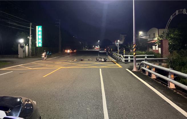 屏東縣內埔鄉12日傍晚發生一起死亡車禍，19歲龐男騎機車直線行經信義路時，突遇25歲陳女開車從巷子竄出，導致龐男煞車不及直接撞上。（警方提供／謝佳潾屏東傳真）