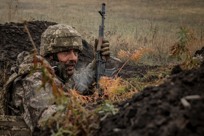 2024年11月6日，烏克蘭第24獨立機械化旅的一名軍人在烏克蘭頓內茨克地區的一個訓練場參加軍事演習。（路透社）