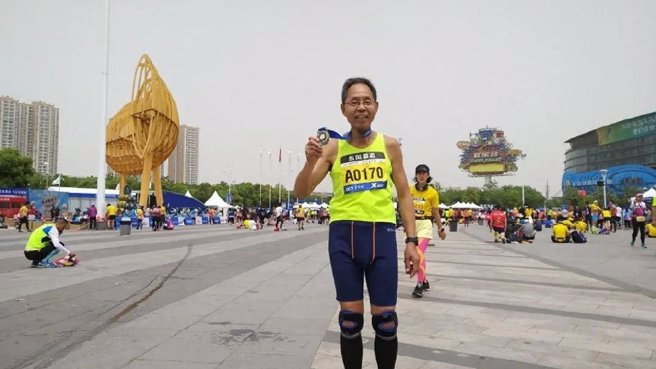北京8旬退休老教授潘仲英14年完赛73场全马，他的下个目标是安全无伤跑过90岁。（图／微博）