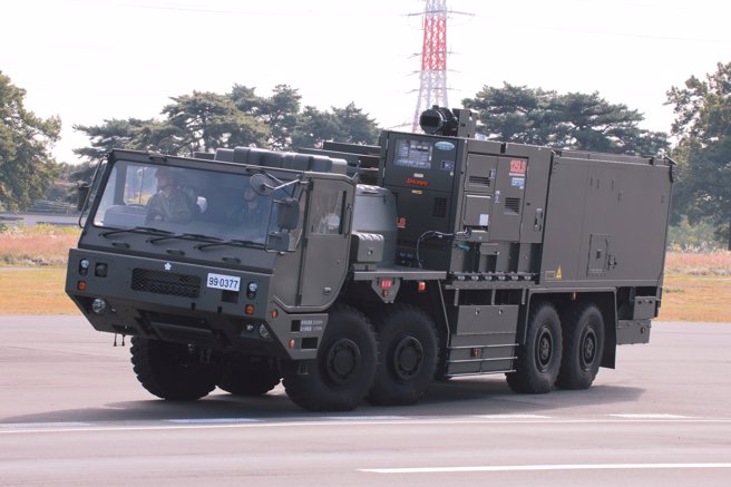 車輛頂部的小裝備，就是1萬瓦等級的雷射武器。(圖/防衛省)