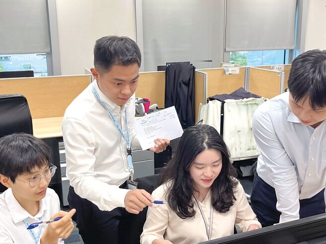 马来西亚侨生锺富安（左二），从南山人寿奖学金得主、实习生到现在成为储备经理人，在台湾生活五年多，和同事相处融洽也交了许多朋友，展现南山人寿在培育国际金融人才方面的多元成效。图／南山人寿提供