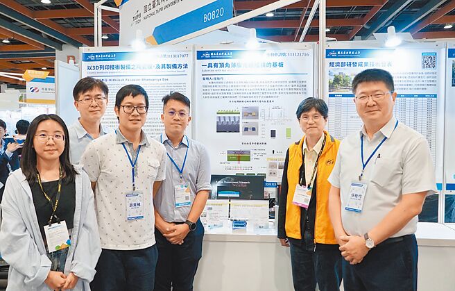 北科大光電系教授任貽均（右一）研發之「一具有頂角薄膜光柵結構的基板」榮獲金牌獎。圖／北科大提供