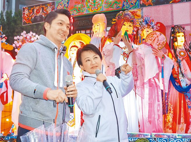 世界棒球12强赛「台日大战」16日开打，台北市长蒋万安邀请台中市长卢秀燕到场观赛为中华队加油，图为2人今年3月共同出席台北灯节。（本报资料照片）