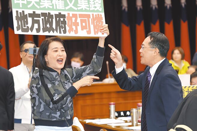 立法院财政委员会11日邀请主计总处、审计部报告，会议一开始为了确认议事录，国民党立委王鸿薇（左）与民进党立委李坤城（右）等人吵成一团。（邓博仁摄）
