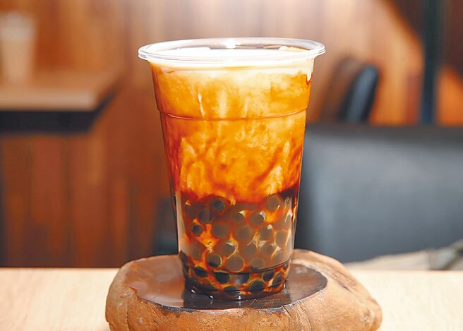 明年1月起，揭露並使用國產乳品的手搖飲業者、便利商店及速食業者，農業部最高補助10萬元。（本報資料照片）