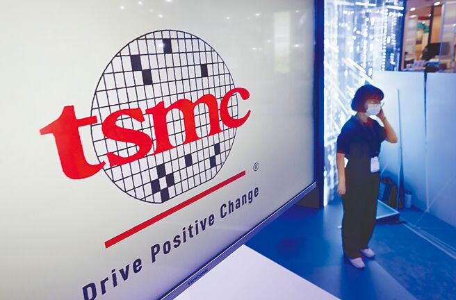 外媒报导美国下令，禁止台积电向大陆客户出货7奈米或更先进制程，研调机构TrendForce预估，如果规范发酵，将影响台积电5至8％营收。（美联社）