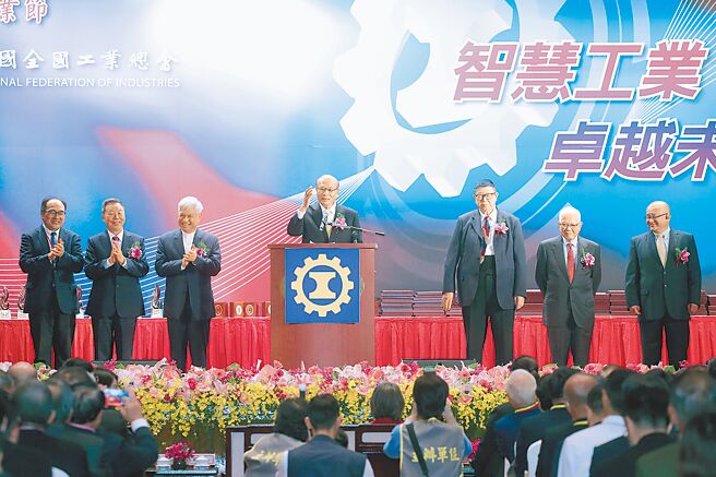 工总11日举行第78届工业节庆祝活动，理事长潘俊荣（中）上台致词。（黄世麒摄）