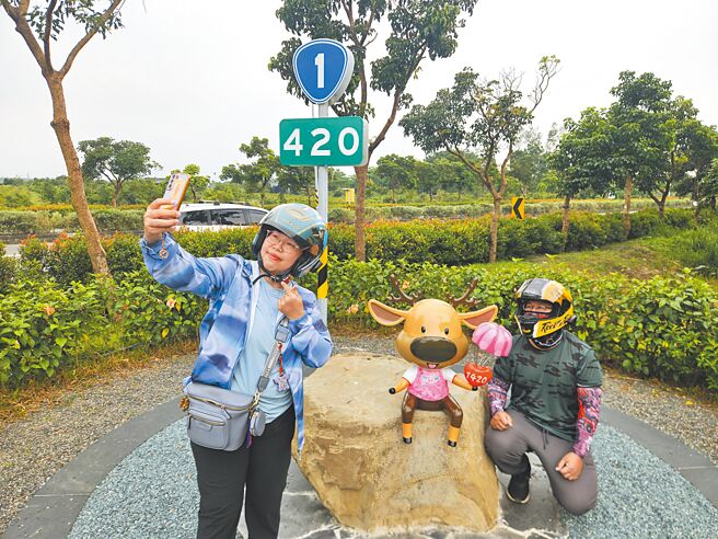 全台第12只幸福公鹿「鹿小纷」在台1线420K，谐音「1420一世爱你」，吸引许多车友情侣前往拍照打卡。（罗琦文摄）