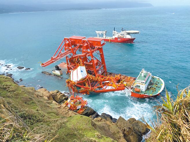 離岸工程船「東方建設者（Orient Constructor）」11日上午已靠近擱淺的大陸籍貨輪「鈺洲啟航」。（交通部航港局提供／張鎧乙新北傳真）