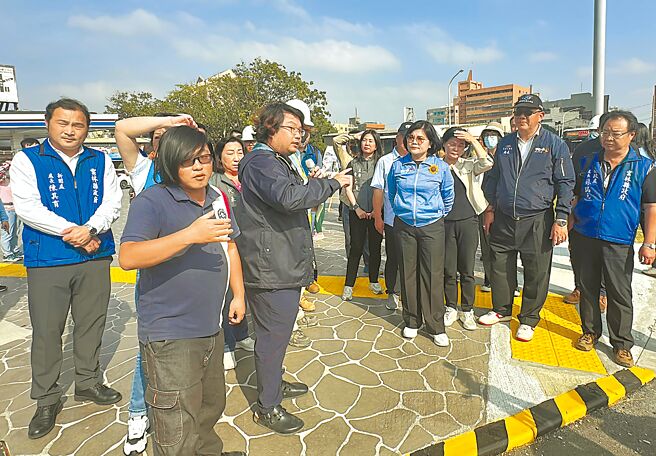 云林县北港镇台19线与民主路口的庇护岛高度只有15公分，曾有机车骑士因骑上庇护岛摔车，11日县政府会勘后，决定缩减庇护岛面积、增设机车道，避免摔车意外再发生。（张朝欣摄）