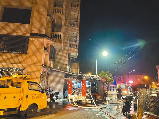 屏東凌晨4時許發生5樓透天住宅火警，消防人員趕往搶救。（屏東縣消防局提供／羅琦文屏東報導）