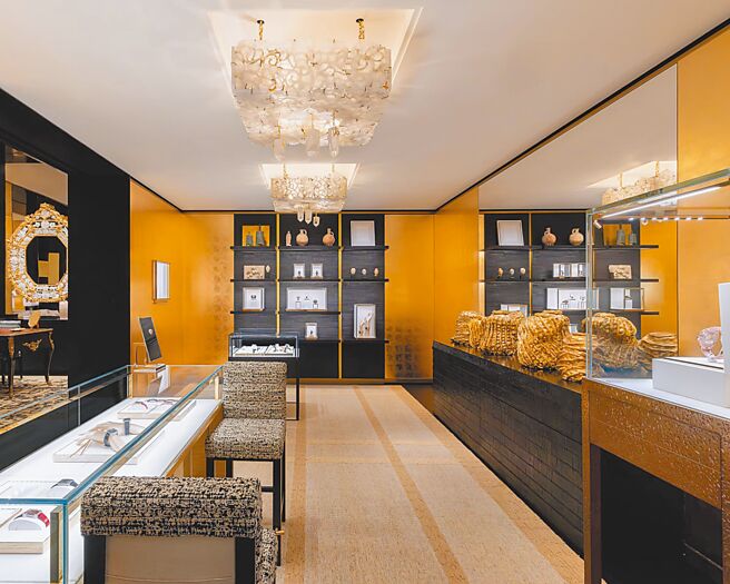 香奈儿腕表珠宝旗舰店光是店内陈列的骨董家具和艺术品就多达40件，奢华破表。（CHANEL提供）