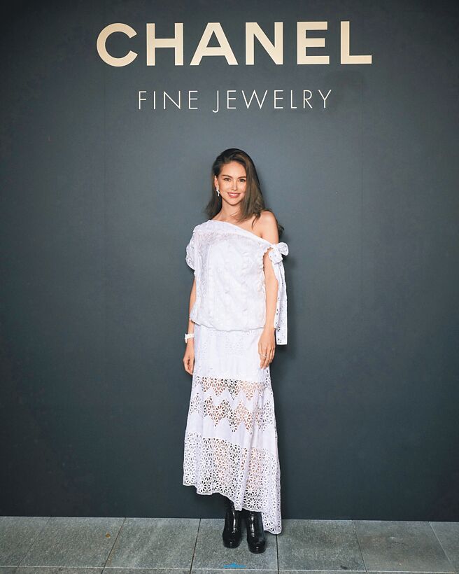 昆凌趁着老公周杰伦忙于筹备演唱会偷閒出来跑趴，身穿香奈儿镂空斜肩洋装搭配香奈儿蝴蝶结钻石耳环和Mademoiselle J12 La Pausa腕表。（CHANEL提供）