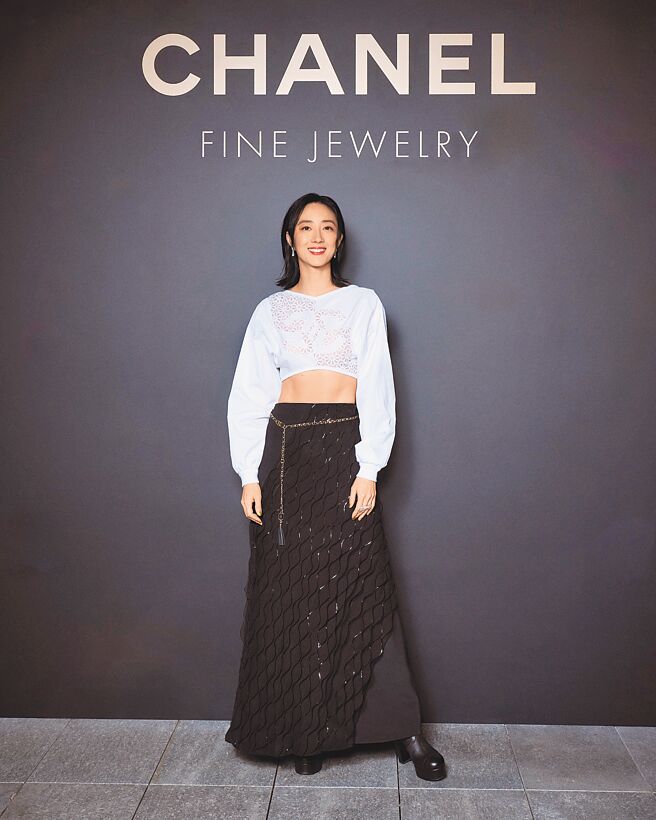 身穿香奈儿短版双C白色罩衫的桂纶镁出席香奈儿新店开幕派对，小露健美腹肌流露性感的一面。（CHANEL提供）