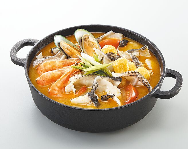 全家FamiPort預購推「誠記越南麵食館酸辣海鮮香鍋」，399元。（全家提供）