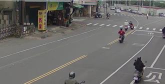 新莊馬路機車三寶對決  跨越雙黃線遭未打方向燈擊落