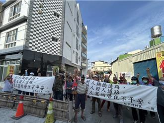 屏東9旬翁撞圍籬受傷反挨告 萬丹社中村民包圍派出所抗議