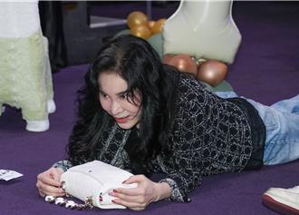 李亞萍現身孫女周歲宴意外重摔！眾人急上前攙扶 身體近況曝光