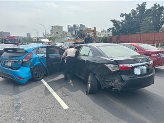 又是馬路三寶！高雄左營轎車鬼切害4車連環撞