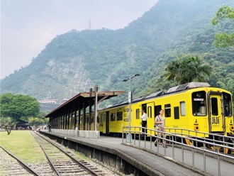 台铁集集线乘客脱序！厕所抽菸、横躺座椅 袭击车长逃逸