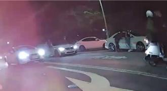 太扯了！女駕駛停等紅燈 突遭黑衣人持棍攔車「結局大逆轉」